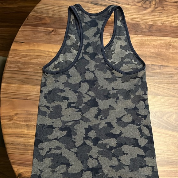 Athleta Speedlight tank, size Medium. Blue camouflage print. - Picture 4 of 4